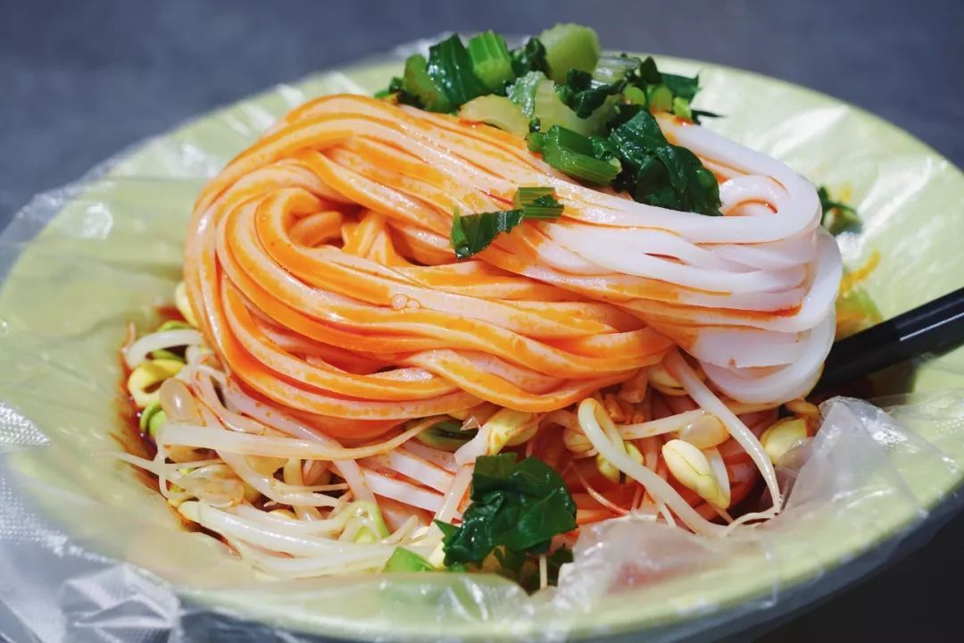 我們花了6小時(shí)掃蕩秦鎮(zhèn)18碗涼皮，吃出5碗真愛(ài)!