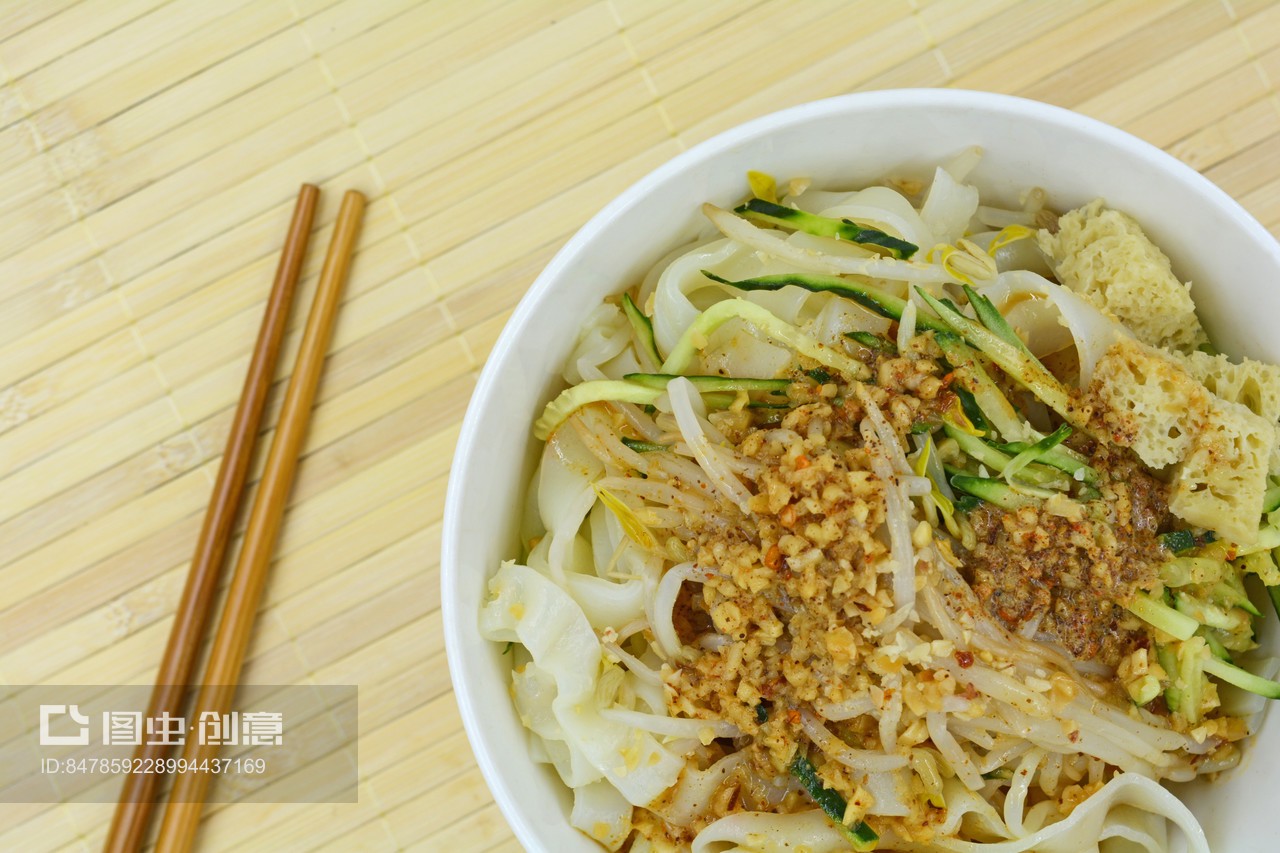 竹蓋簾上放著拌好好的陜西特色美食涼皮,純天然綠色無公害食品